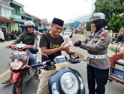 Polres Majene Bagikan Takjil Kepada Pengendara