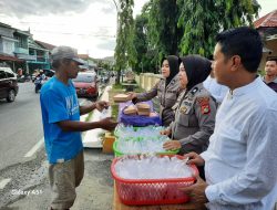 Polres Majene Kembali Berbagi Takjil Kepada Pengendara