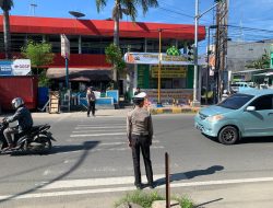 Sejumlah Personil Polantas Terus Pantau Perkembangan Arus Mudik Lebaran