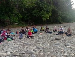 Guru Pedalaman Curhat Kepada PLT Kadisdikpora Majene Di Bantaran Sungai