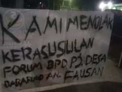 Masyarakat Bababulo Bentangkan Spanduk Bertuliskan Tolak Forum BPD Bersama Fauzan