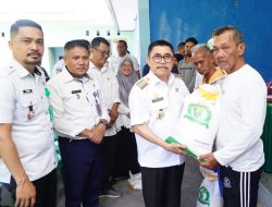 Bupati Majene Serahkan Bantuan Sembako Beras Ke Masyarakat Rangas
