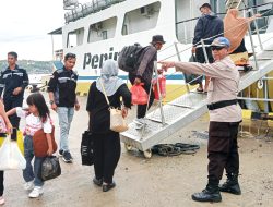Satpolair Polres Majene Berikan Pengaman Kepada Penumpang KM. Sabuk Nusantara