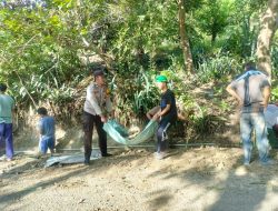 Bersama Warga, Bhabinkamtibmas Pamboborang Lakukan Bersih-Bersih