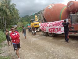 Bosan Di Janji, Puluhan Warga Malunda Blokade Akses Jalan PT Muria Utama
