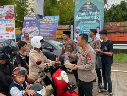 Ditobvit Polda Sulbar Bagi-bagi Takjil Kepada Pengendara