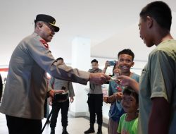 Mengintip Kedekatan Kapolda Sulbar dengan Anak-anak saat di Mall Mamuju
