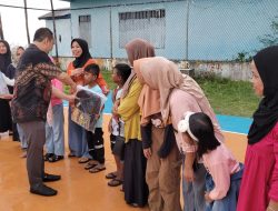 Wabup Majene Peringati Hardiknas Dengan Berbagi Tas Kepada Anak Sekolah