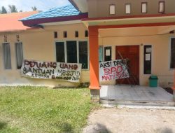 Carut Marut Pengelolaan Pemerintahan AST, Kantor Desa Lotim Di Segel Warga