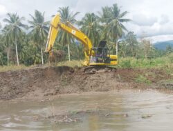BWS 5 Mamuju Keruk Sungai Matakali, Warga Gelar Syukuran