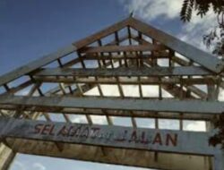 Pintu Gerbang Majene Viral, Pejalan Kaki Punguti Serpihan Material