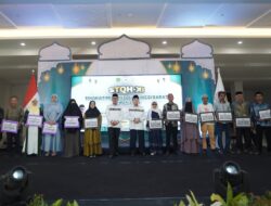 SDK dan Salim Serahkan Bantuan Hibah Dan Beasiswa Di Pembukaan STQH XI Sulbar