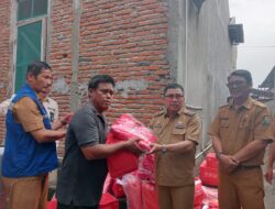 Di Dampingi Kadinsos, Bupati Majene Salurkan Bantuan Korban Angin Puting Beliung
