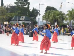 Pesona Baju Adat Mamuju Sulbar Curi Perhatian di Parade Budaya Festival Folklore Samarinda Diikuti 6 Negara