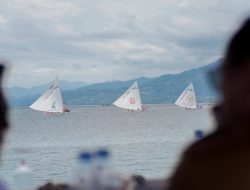 Gubernur Sulbar Saksikan 55 Perahu Sandeq Merapat di Garis Finis Etape IV Sandeq Silumba 2025