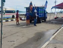 Sesuai Arahan Gubernur, DLHK Mamuju Kawal Kebersihan Jalan Arteri Selama Event Sandeq Silumba 2025