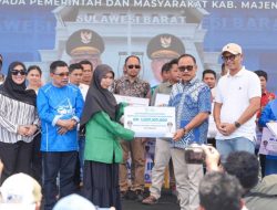 Pemkesra Sulbar Serahkan Bantuan di Majene, Pastikan Tidak Ada Anak-anak Terhambat Melanjutkan Pendidikan Tinggi