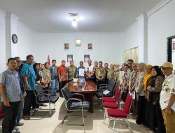 Penghargaan Atas Pengabdian: BKD Sulbar Serahkan SK Purna Bhakti kepada Kepala Dinas PMD Yakob F. Solon