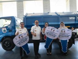 Gubernur Suhardi Duka Serahkan Bantuan Truk Sampah Untuk Pemerintah Kabupaten, Termasuk Majene
