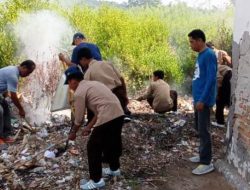 PLT Kepala Sekolah SMPN 6 Majene Laksanakan Kerja Bakti Bersama Para Guru dan Siswa