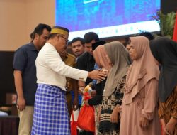 Gubernur Sulbar dan Wagub Serahkan Secara Simbolis Bantuan Pangan kepada Masyarakat