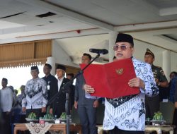 Upacara HGN, Bupati Majene Salurkan Santunan BPJS Ketenagakerjaan Bagi Tenaga Non ASN