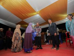 Natal Penuh Kebersamaan, Gubernur Sulbar Beri Bingkisan untuk Komunitas Ojek dan Penjual Sayur