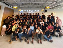 Jelang Ramadhan, Manajer Coffe The Twilight Berbagi Bersama Kurir Majene