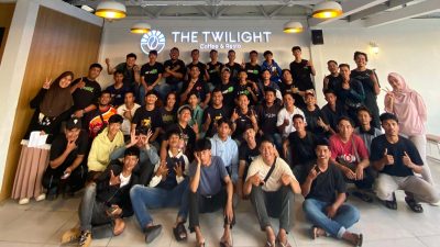 Jelang Ramadhan, Manajer Coffe The Twilight Berbagi Bersama Kurir Majene