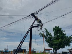 Berpotensi Memakan Korban, Tiang Jaringan Milik Telkom di Pangali ali  Ambruk