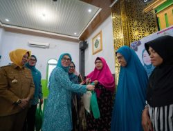 Ketua TP PKK Sulbar Berbagi Sembako Untuk Lansia di Mamuju Jelang Idul Fitri