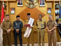 Kepala BKPSDM Sulbar Serahkan Hasil Seleksi Tiga Besar JPT Pratama Mamasa