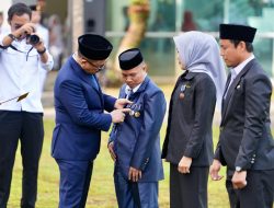 Gubernur Suhardi Duka Anugerahkan Satyalancana untuk ASN Berdedikasi