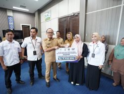 Gubernur Suhardi Duka Salurkan Bantuan Modal 5 Juta Bagi Keluarga PKH Desil Satu dan Dua