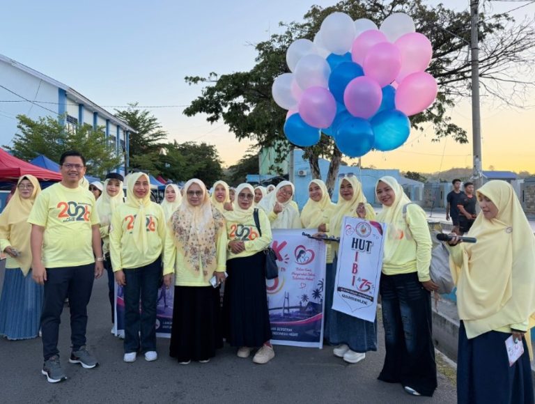 Bersama Direktur RSUD, Sekda Majene Lepas Jalan Santai HUT IBI