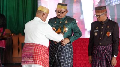 Gubernur Suhardi Duka Dapat Gelar Kehormatan ‘Sulo Tappidena’