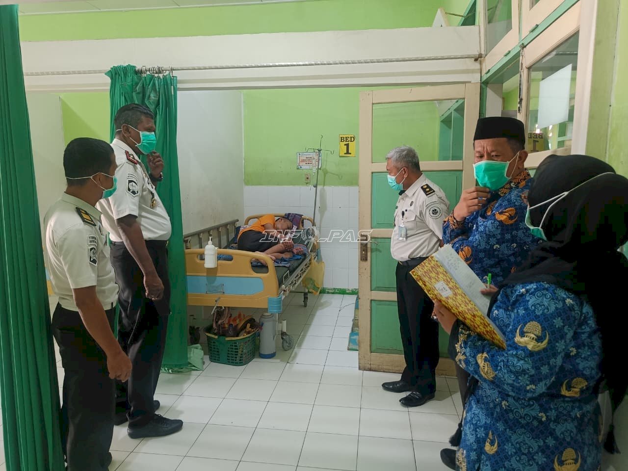 Direktur RSUD Dampingi Karutan Majene Sambangi Warga Binaan Sedang Jalani Perawatan