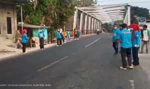 Jajaran PKM Tammerodo Sendana Turun Jalan Bagikan Masker Bagi Pengendara